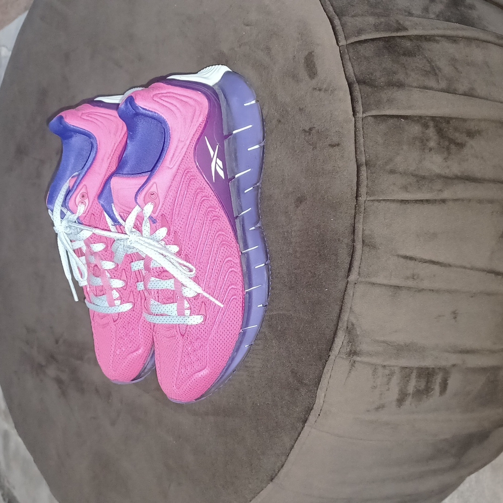 Unisex Reebok Zig Kinetica Running  Sneakers 4 1/2. PINK